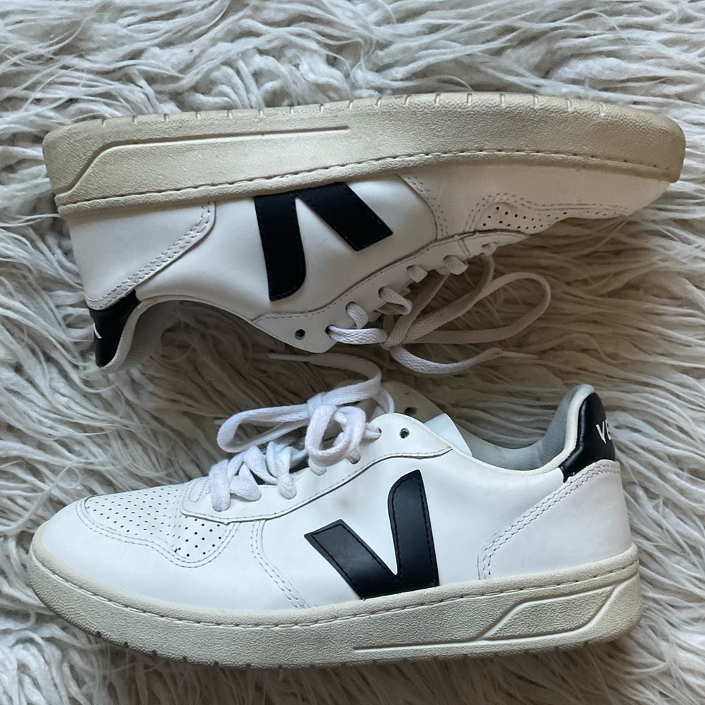 Veja White/Black Sustainable Leather V-10 Logo Retro Low Top Lace Up Sneakers 7 - Picture 3 of 11